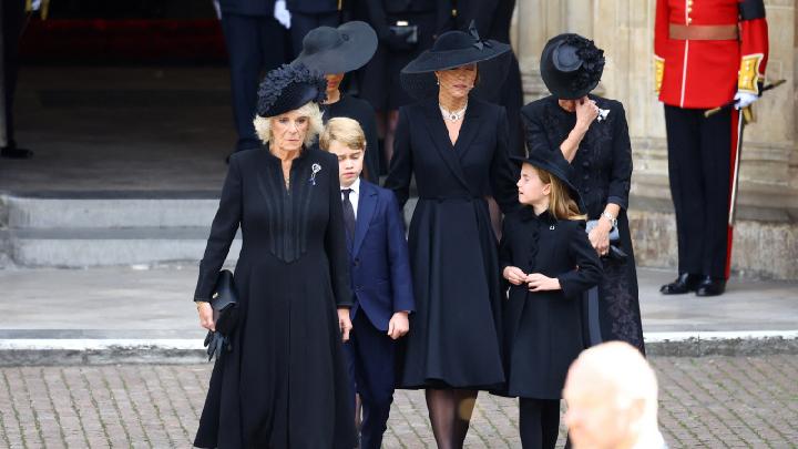 Cara Camilla Mewarisi Gaya Ratu Elizabeth II dengan Sentuhannya Sendiri